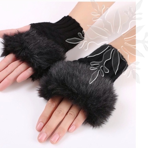 Delilah Wear Accessories - SOLD OUT 😊 MORE ARRIVING SOON Faux Fur Fingerless